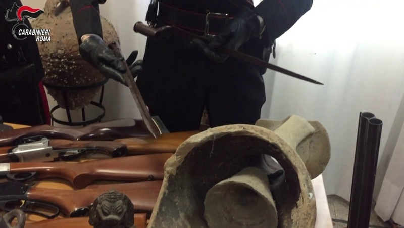 Arrestato, i carabinieri gli trovano in casa un arsenale e reperti archeologici