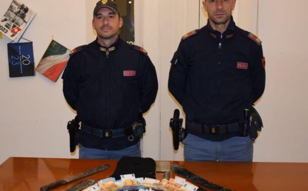 Spaccio nei boschi, arrestato 25enne: aveva 194 involucri di cocaina, contanti e machete