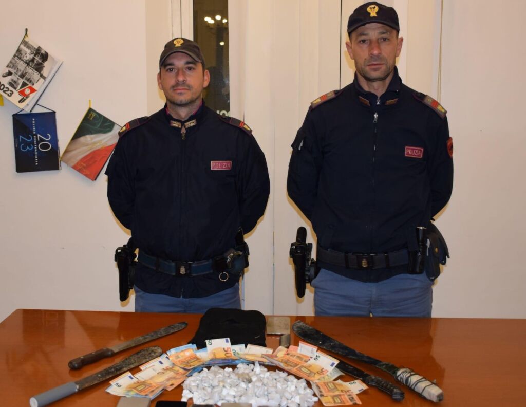 Spaccio nei boschi, arrestato 25enne: aveva 194 involucri di cocaina, contanti e machete