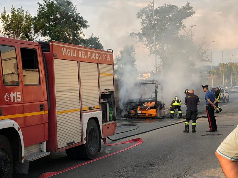 Autobus in fiamme, illesi conducente e passeggeri