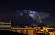 Tuoni, fulmini e pioggia intensa. Nessun danno tranne un albero caduto