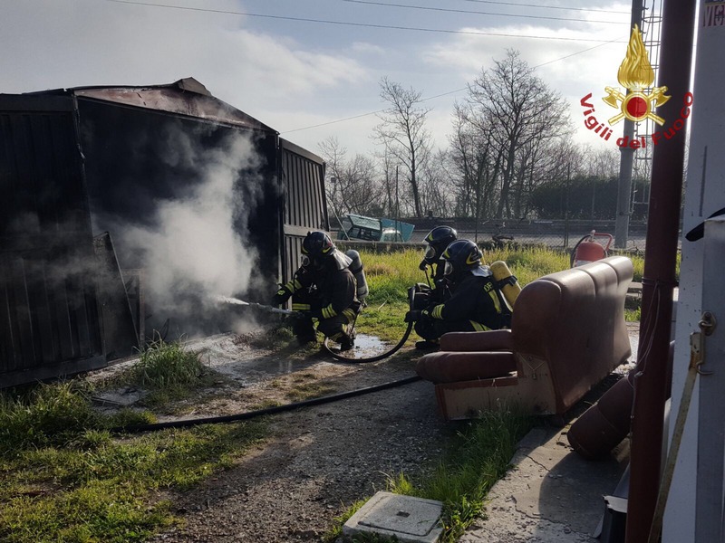 Falegnameria distrutta dalle fiamme ad Allumiere