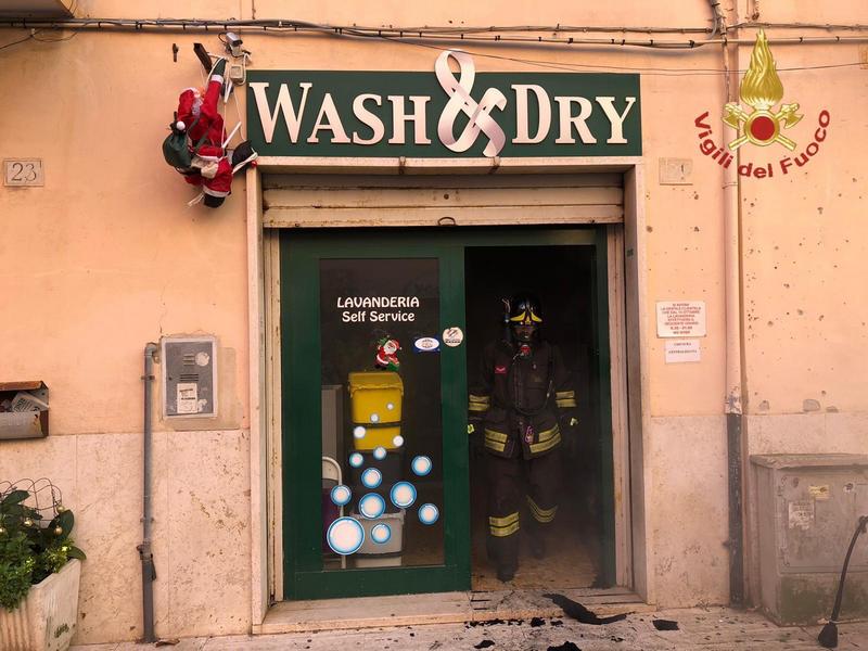 Incendio lavanderia al Ghetto, si fa largo l'ipotesi del dolo